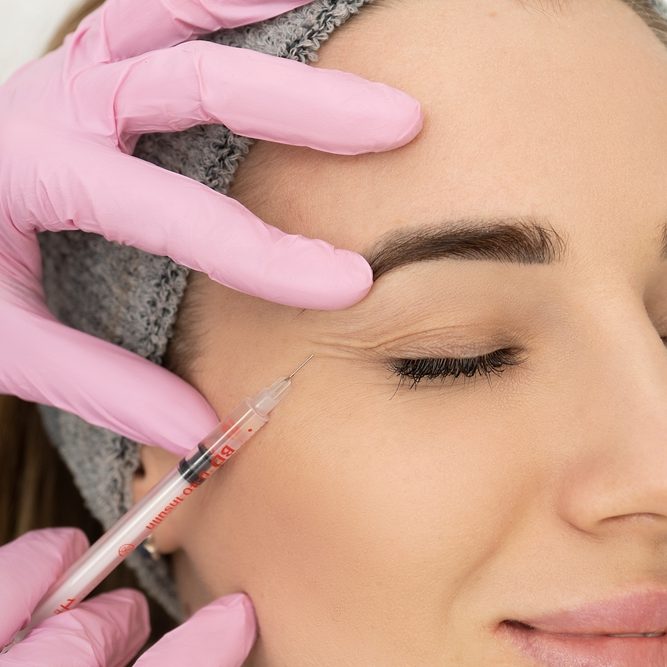 Close-up,Of,The,Hands,Of,An,Expert,Cosmetologist,Injecting,Botox